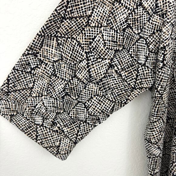 Maggie Barnes Womens Blouse Top Size 5X Animal Print Flowy Quarter Button Black - Picture 4 of 7